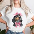 Coquette Bow Coonhound Dog Mom ピンクリボンガール レディースTシャツ 彼女への贈り物