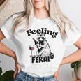 Feeling Feral アライグマ ミーム アルコール 飲酒 恋人 男性 女性 レディースTシャツ 彼女への贈り物