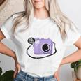 古希祝い 旅行好き 写真好き 撮影好き カメラ レトロ 父 母 男性 女性 70歳お祝い Ready To Travel レディースTシャツ 彼女への贈り物