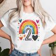 私はもう2歳 女の子のためのかわいいレインボーバースデーデザイン レディースTシャツ 彼女への贈り物