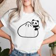 肉まんに抱きつくパンダ かわいい チャイナ 白黒 Panda Meat Bun レディースTシャツ 彼女への贈り物