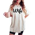 【Wife】妻 嫁 奥さん シンプル おしゃれ 英語 英文字 夫婦お揃い 結婚祝い カップル ペアルック おもしろ ペア レディースオーバーサイズコンフォートTシャツ Ivory