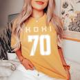 70 歳 古希 祝い 70歳 70才 お祝い 男性 女性 古希祝い 父 母 こき 背番号 バックプリント 紫 レディースオーバーサイズコンフォートTシャツ Mustard