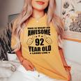 92歳の誕生日 女性 男性 素晴らしい92歳のおばあちゃん レディースオーバーサイズコンフォートTシャツ Mustard