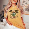 Can't Touch This Cactus Cowboy ウエスタンカートゥーン ユーモア レディースオーバーサイズコンフォートTシャツ Mustard