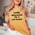 Easy Distracted By Anake Dad Mom Ratnake レディースオーバーサイズコンフォートTシャツ Mustard