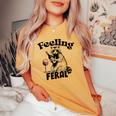 Feeling Feral アライグマ ミーム アルコール 飲酒 恋人 男性 女性 レディースオーバーサイズコンフォートTシャツ Mustard
