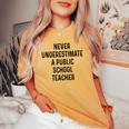 Never Underestimate A Publicchool Teacher Motivational レディースオーバーサイズコンフォートTシャツ Mustard