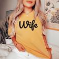 【Wife】妻 嫁 奥さん シンプル おしゃれ 英語 英文字 夫婦お揃い 結婚祝い カップル ペアルック おもしろ ペア レディースオーバーサイズコンフォートTシャツ Mustard