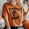 Feeling Feral アライグマ ミーム アルコール 飲酒 恋人 男性 女性 レディースオーバーサイズコンフォートTシャツ Yam