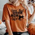 Livin' Thatoccer Mom Life ファニースポーツ 母の日 長袖tシャツ レディースオーバーサイズコンフォートTシャツ Yam