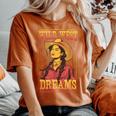 Wild West Dreams Country Western Cowgirl Rodeo グラフィック レディースオーバーサイズコンフォートTシャツ Yam