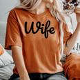 【Wife】妻 嫁 奥さん シンプル おしゃれ 英語 英文字 夫婦お揃い 結婚祝い カップル ペアルック おもしろ ペア レディースオーバーサイズコンフォートTシャツ Yam