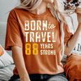 米寿祝い 旅行好き 父 母 男性 女性 88歳 レトロ おしゃれ 文字デザイン Born To Travel 長袖tシャツ レディースオーバーサイズコンフォートTシャツ Yam