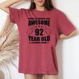 92歳の誕生日 女性 男性 素晴らしい92歳のおばあちゃん レディースオーバーサイズコンフォートTシャツ Crimson