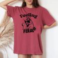 Feeling Feral アライグマ ミーム アルコール 飲酒 恋人 男性 女性 レディースオーバーサイズコンフォートTシャツ Crimson