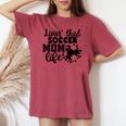 Livin' Thatoccer Mom Life ファニースポーツ 母の日 長袖tシャツ レディースオーバーサイズコンフォートTシャツ Crimson