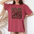 No Coffee No Workee 面白いコーヒー愛好家 レディースオーバーサイズコンフォートTシャツ Crimson