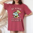 レトロ グルービー Be Kind To Your Planet Earth Day 70年代 80年代 4月 レディースオーバーサイズコンフォートTシャツ Crimson