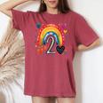 私はもう2歳 女の子のためのかわいいレインボーバースデーデザイン レディースオーバーサイズコンフォートTシャツ Crimson