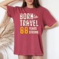 米寿祝い 旅行好き 父 母 男性 女性 88歳 レトロ おしゃれ 文字デザイン Born To Travel 長袖tシャツ レディースオーバーサイズコンフォートTシャツ Crimson