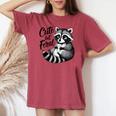 野生の女の子の夏の面白いミームかわいいけど野生のアライグマ休暇 レディースオーバーサイズコンフォートTシャツ Crimson