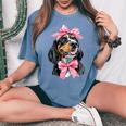 Coquette Bow Coonhound Dog Mom ピンクリボンガール レディースオーバーサイズコンフォートTシャツ Blue Jean