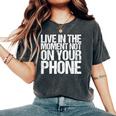 Live In The Moment Not On Your Phone Health Wellness レディースオーバーサイズコンフォートTシャツ Pepper