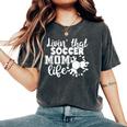 Livin' Thatoccer Mom Life ファニースポーツ 母の日 レディースオーバーサイズコンフォートTシャツ Pepper