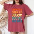 Coffee Books Dogsocial Justice レディースオーバーサイズコンフォートTシャツ Crimson