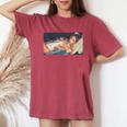 Girl On It 「ソファの上のセクシーなビキニモデル」 レディースオーバーサイズコンフォートTシャツ Crimson