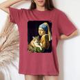 Girl With A Pearl Earring And A Cat 名画パロディ アート猫 レディースオーバーサイズコンフォートTシャツ Crimson