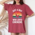 Just A Boy Who Loves Chickens シャツ キッズ 幼児 男の子 チキン レディースオーバーサイズコンフォートTシャツ Crimson