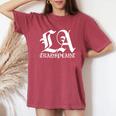 La Transplant ホワイト オールド イングリッシュグラフィック レディースオーバーサイズコンフォートTシャツ Crimson