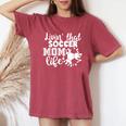 Livin' Thatoccer Mom Life ファニースポーツ 母の日 レディースオーバーサイズコンフォートTシャツ Crimson