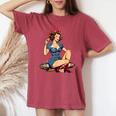 Retro Patriotic Pin-Upintage Usa Flag American Beauty Girl レディースオーバーサイズコンフォートTシャツ Crimson