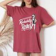 Rockabilly Rebel Pin-Up Girl In Dress Graphic レディースオーバーサイズコンフォートTシャツ Crimson