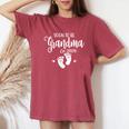 Soon To Be Grandma Est2026 Baby Grandma レディースオーバーサイズコンフォートTシャツ Crimson