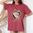 I Turn Coffee Into Chapters 本の虫 読書 レディースオーバーサイズコンフォートTシャツ Crimson
