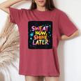 カラフルな汗が今輝き、男の子と女の子のためのステートメント。 レディースオーバーサイズコンフォートTシャツ Crimson