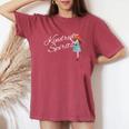 キンドレッドスピリッツ 赤髪三つ編みの女の子 レディースオーバーサイズコンフォートTシャツ Crimson