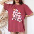 レトロ Groovy Im Jenda Doing Jenda Things おもしろ 母の日 レディースオーバーサイズコンフォートTシャツ Crimson