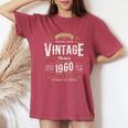 ヴィンテージ 1960 65歳の誕生日プレゼント 女性 男性 65歳 レディースオーバーサイズコンフォートTシャツ Crimson