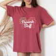 花火スタッフ 爆発の後ろに留まる花火 レディースオーバーサイズコンフォートTシャツ Crimson