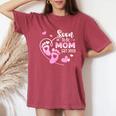 近日公開 2025Oon To Be Mom Est 2025 レディースオーバーサイズコンフォートTシャツ Crimson