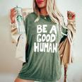 Be A Good Human 引用句 レディースオーバーサイズコンフォートTシャツ Moss