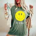 Be Kind かわいい イエロー スマイル フェイス シャツ スマイル フェイス ハピネス レディースオーバーサイズコンフォートTシャツ Moss