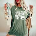 Livin' Thatoccer Mom Life ファニースポーツ 母の日 レディースオーバーサイズコンフォートTシャツ Moss