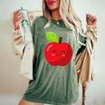 子供、女性、男性向けのミニマルな甘いリンゴ レディースオーバーサイズコンフォートTシャツ Moss