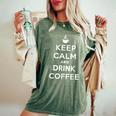 平静を保ち コーヒーを飲む Keep Calm And Drink Coffee レディースオーバーサイズコンフォートTシャツ Moss